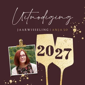 Uitnodiging jaarwisseling wijnglazen spetters goudlook foto