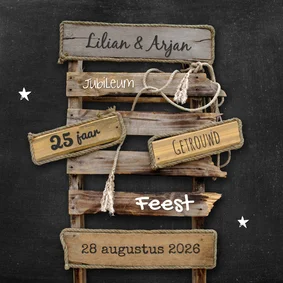 Uitnodiging jubileum drijfhout pallet op krijtbord