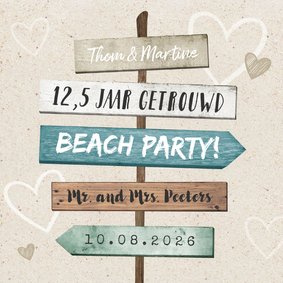 Uitnodiging jubileumfeest strand wegwijzers hout hartjes
