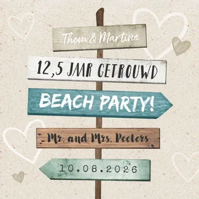 Uitnodiging jubileumfeest strand wegwijzers hout hartjes