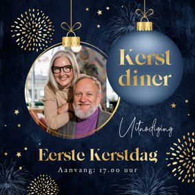 Uitnodiging kerstdiner kerstbal vuurwerk sterren foto goud