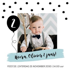 Uitnodiging kinderfeestje zwarte confetti ballon