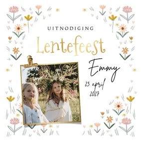Uitnodiging lentefeest kleine veldbloemen hartjes foto clip