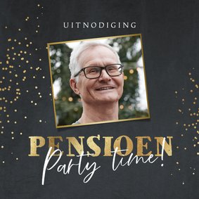 Uitnodiging pensioensfeest met foto en goud op velvetgrijs