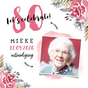 Uitnodiging verjaardag  vrouw hip met geschilderde bloemen