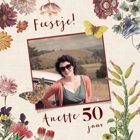 uitnodigingskaart met vintage bloemen in foto