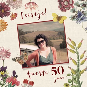 uitnodigingskaart met vintage bloemen in foto