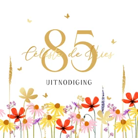 Uitnodigingskaart verjaardag 80 veldbloemen goud vlinders