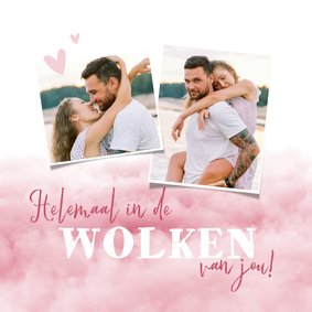 Valentijnskaart in de wolken roze hartjes foto