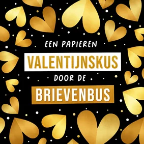 Valentijnskaart met kus door de brievenbus gouden hartjes