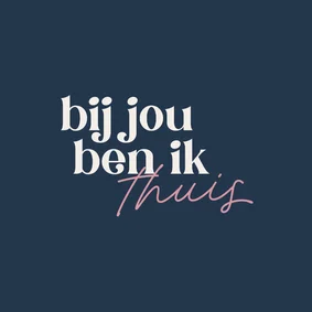 Valentijnskaartje bij jou ben ik thuis blauw typografisch