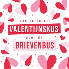 Valentijnskus door de brievenbus valentijnskaart met hartjes