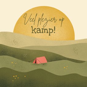 Veel plezier op kamp met landschap en tent