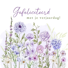 Verjaardagkaart veldbloemen in paarse kleuren