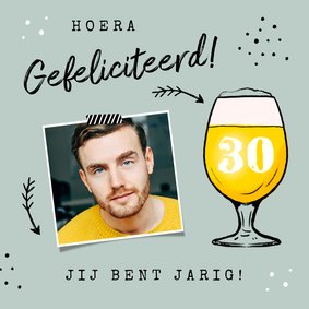 Verjaardagskaart felicitatie man bier confetti pijltjes