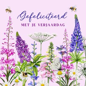Verjaardagskaart gekleurde veldbloemen vlinder en bij