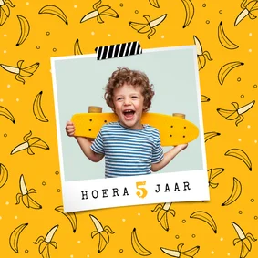 Verjaardagskaart jongen meisje hip banaan foto confetti
