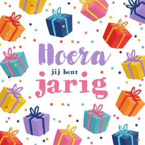 Verjaardagskaart kind cadeautjes confetti jongen meisje