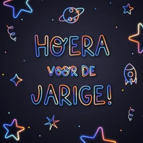 Verjaardagskaart lichtgevend met sterren planeten en raket
