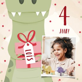 Verjaardagskaart met dinosaurus, cadeautje en foto