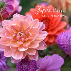 Verjaardagskaart met foto van vrolijk gekleurde Dahlia's