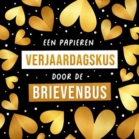 Verjaardagskaart met gouden hartjes kus door de brievenbus