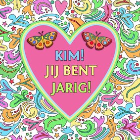Verjaardagskaart met hart en vlinders op kleurige ondergrond