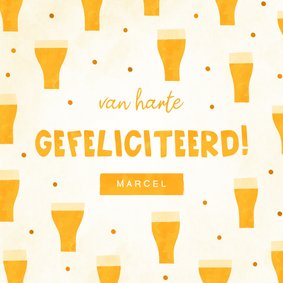 Verjaardagskaart met naam en patroon van biertjes