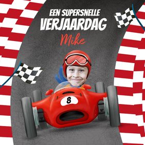 Verjaardagskaart met raceauto op racebaan