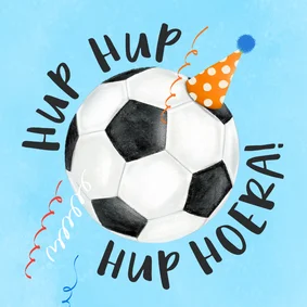 Verjaardagskaart met voetbal met feesthoedje