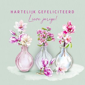 Verjaardagskaart vaasjes magnoliatakken en bloesem