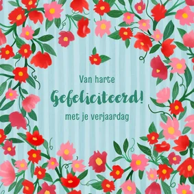 Verjaardagskaartje met roze/rode bloemen
