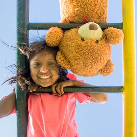 Vriendschapskaart met een Peruaans meisje en haar teddybeer