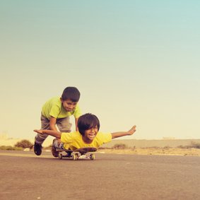 Vriendschapskaart met twee jongetjes en een skateboard