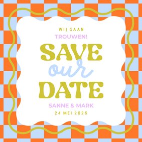 Vrolijk gekleurde save the date kaart met wave en blokjes