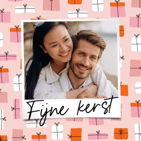 Vrolijk kerstkaartje met patroon van cadeautjes en foto