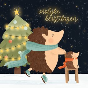 Vrolijk kerstkaartje met schaatsende egeltjes kerstboom