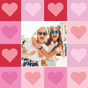 Vrolijke fotokaart met hartjes patroon roze rood