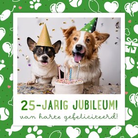 Vrolijke jubileumkaart met een foto van 2 feestende honden