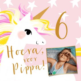 Vrolijke kaart met geïllustreerde unicorn en sterren