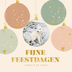 Vrolijke kerstkaart met kerstballen en gouden spetters