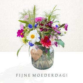 Vrolijke moederdagkaart met boeket veldbloemen in vaas