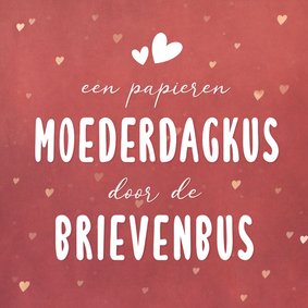 Vrolijke moederdagkus door de brievenbus kaart met hartjes