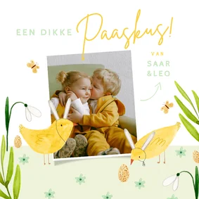 Vrolijke paaskaart dikke paaskus met foto en kuikens geel