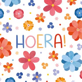 Vrolijke verjaardagskaart met bloemen hoera