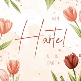 Vrolijke verjaardagskaart met tulpen, hartjes en waterverf