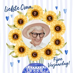 Vrolijke verjaardagskaart zonnebloemen foto vaas blauw