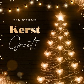 Warme kerstgroet met lichtgevende kerstboom van hartjes