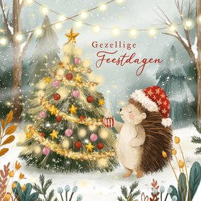 Winterse kerstkaart met egel en kerstboom