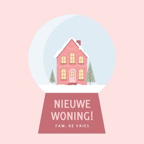 Winterse roze verhuiskaart met huisje in sneeuwbol 